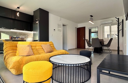 Petralona Apartment | TH3 - 4 bedrooms Cloud9 in the city