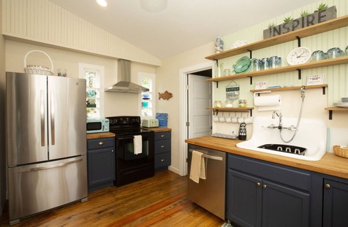Warwick House | The Loft at Oakland Beach Ask About Off-season Discounts 5 min from Airport.