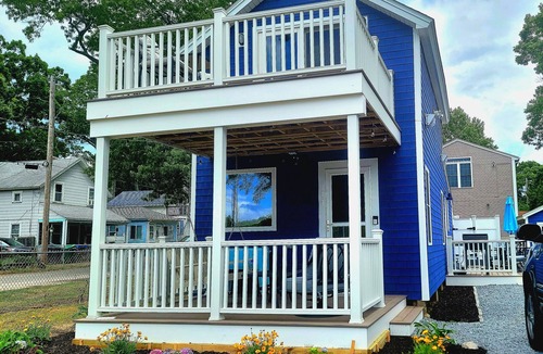 Warwick House | The Loft at Oakland Beach Ask About Off-season Discounts 5 min from Airport.