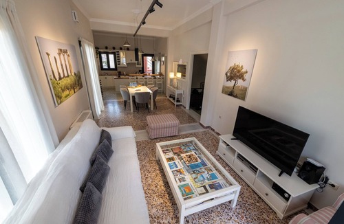 Kalamata House | The Mansion