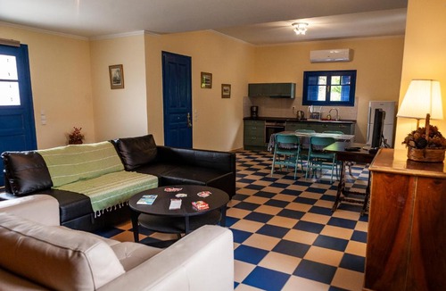 Paleopolis Apartment | Theo's house in Chora!