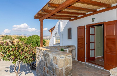 Agios Prokopios House | Traditional Styled Apartment With Private Outdoor Jacuzzi