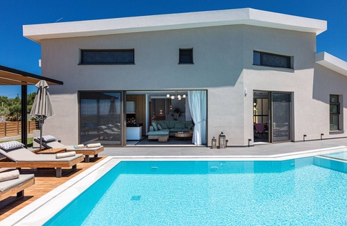 Asteri Villa | TreeTop Villa I, Private Pool, BBQ & Playground, close to Beach & Shops