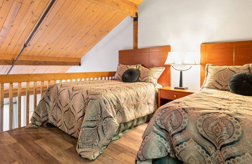 Wintergreen Condo | Updated Mountain Inn unit with open loft - accomodates 2