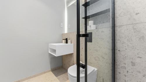 Kensal Green Apartment | Upscale Modern Luxe Stunning 5BR Home in London!