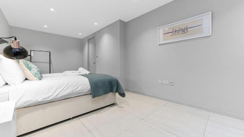 Kensal Green Apartment | Upscale Modern Luxe Stunning 5BR Home in London!