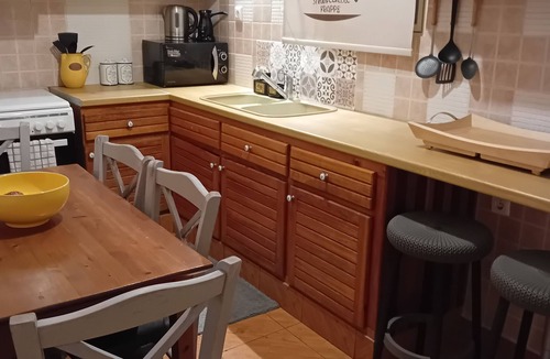 Ilisia Apartment | Vanna's place, Hilton area, balcony, min to the sites