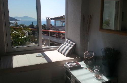 Varkiza Apartment | Varkiza Seaside Penthouse with Private Roof Deck