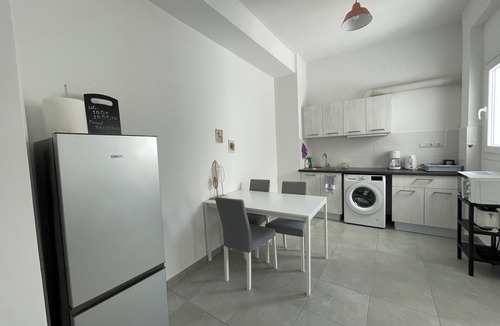 Omonia Apartment | Vibrant Omonia Oasis, Modern Apartment in the Heart of Athens