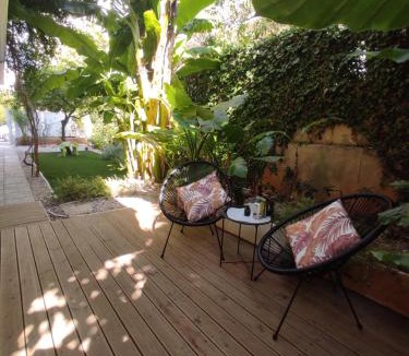 Palaio Faliro Apartment | Viktoria's garden home