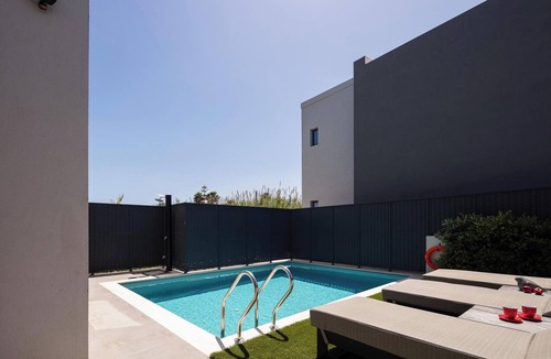 Daratsos Villa | Villa 250m to Agii Apostoli Beach, Cafes & Tavernas
