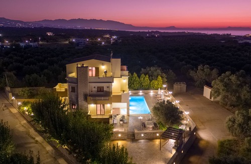 Stavromenos Villa | Villa 4 Seasons, Pool And Garden, Close To The Sea, up to 12 guests!