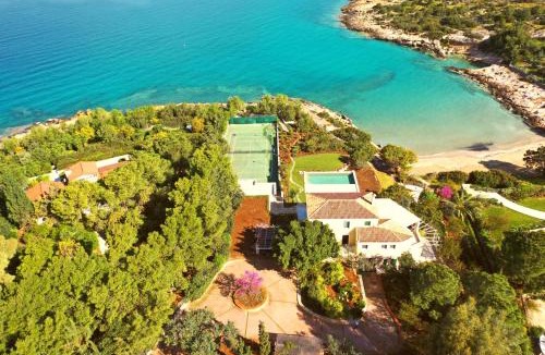 Kilada Villa | Villa Aria - Luxury Beachfront Villa with Pool and Tennis Court