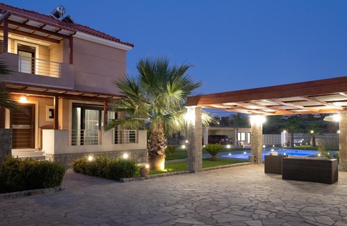 Malevizi Villa | Villa David 5 bedroom villa with a heated pool