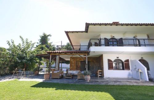 Haniotis Villa | Villa Delta - 5 Bdrms, 2 min walk to Mamalouka, Blue Carpet