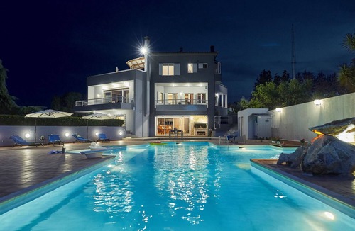 Vrahati Villa | Villa Dennis Euphoria Retreat