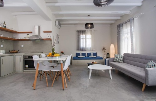 Piso Livadi House | Villa Emily a 1 bedroom villa in Punda Beach Paros ideal for couples.
