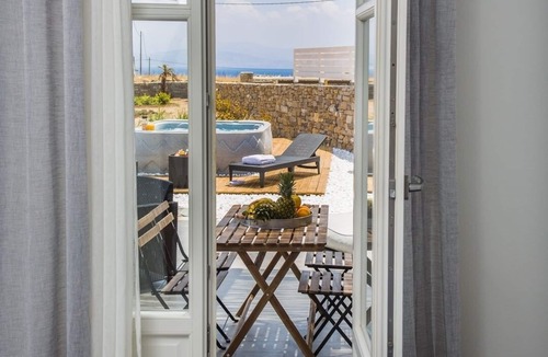 Piso Livadi House | Villa Emily a 1 bedroom villa in Punda Beach Paros ideal for couples.