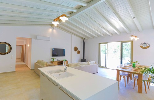 Petaleia Villa | Villa Jupeter - a villa that sleeps 6 guests in 3 bedrooms