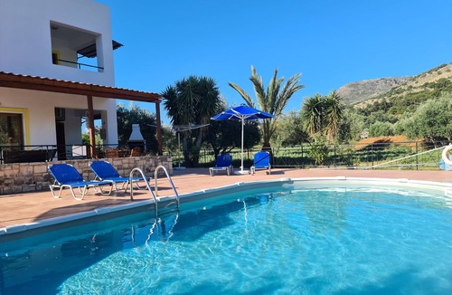 Apokoronas Villa | Villa nr Almyrida☀️Private Pool Gated For Child Safety☀️Wifi +good mobile signal