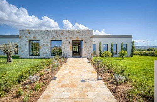Almiros Beach Villa | Villa Serenissima by PosarelliVillas