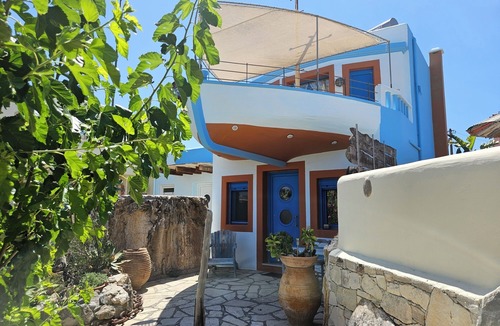 Sivas House | Villa Warka!Wonderful maritime House for 2-3 people,shared 50qm Pool in Pitsidia