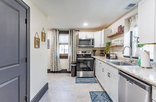 Bridgewater Apartment | Warm & Inviting Farmhouse Loft | Walk to River, Dining, Shopping & Bridgewater College