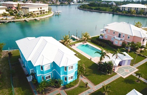 Bahamia West House | Waterfront Italian inspired tropical escape