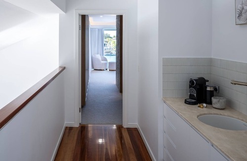 Pelican Waters House | Waterfront Showpiece