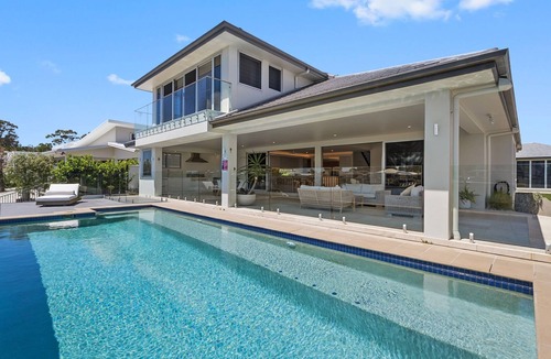 Pelican Waters House | Waterfront Showpiece