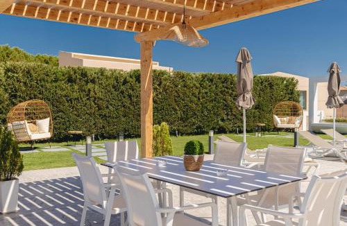 Laganas Bed & Breakfast | White Canvas Boutique Studios