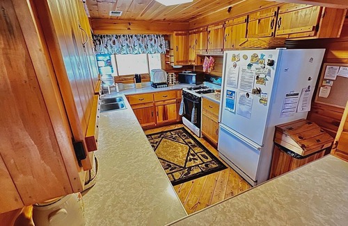 Cook Cabin | Wolfe’s Den Cabin: Lakefront 3BR, Dock Power, Water Toy Fleet, Pet Friendly, AC