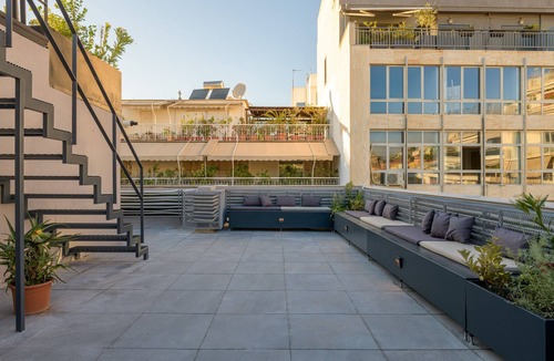 Plaka Apartment | Your 4 bdrm Dream House w/Acropolis View & Jacuzzi