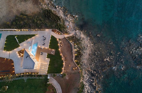 Filaki Villa | Your Private Retreat by the beach, with Heated Pool