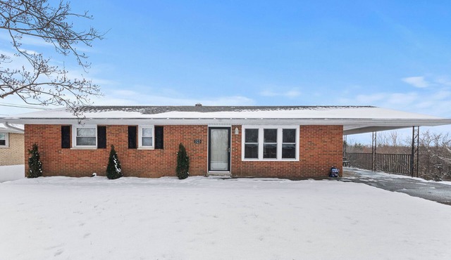 2 Miles to Ark! Relax & Unwind!