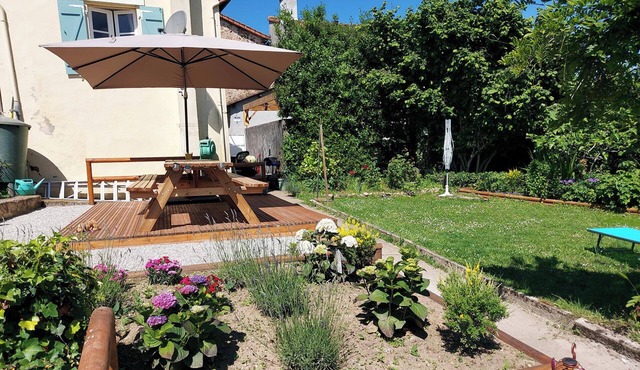 2Bed House Sleeps 4 - Parking, Views, 3min to Town