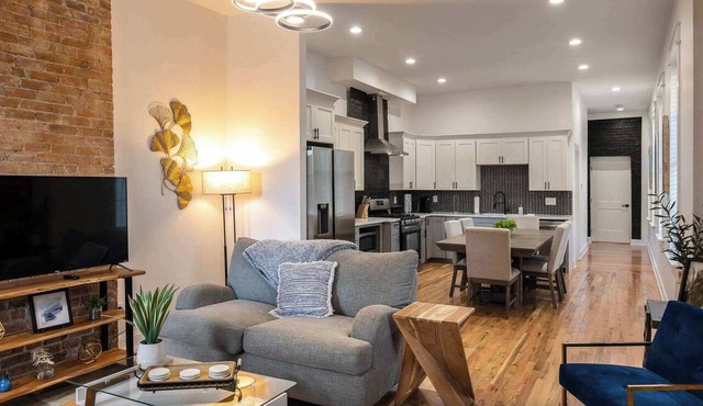 3 Bedroom Condo - Close to Stadiums & Downtown