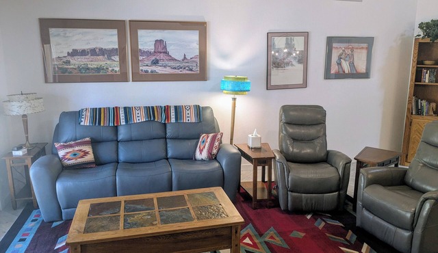 3Bed2Bath Home Office Townhouse with WiFi, fitness room, AC, pools and hot tubs.