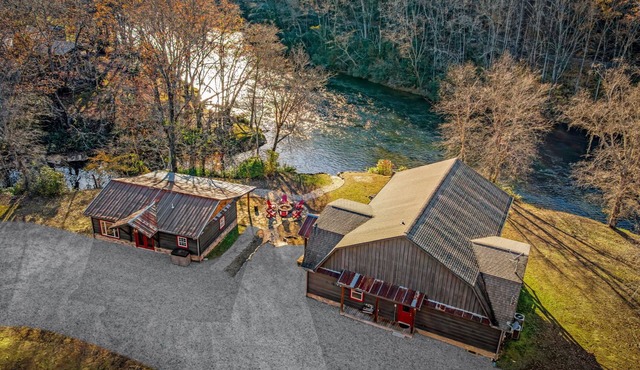 4 Bedroom Luxury Cabin on Toccoa River w/Separate Entertainment Room & Suite