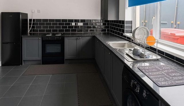 5 beds/Spacious 4-Bedroom Retreat in the Heart of Churchill with Parking