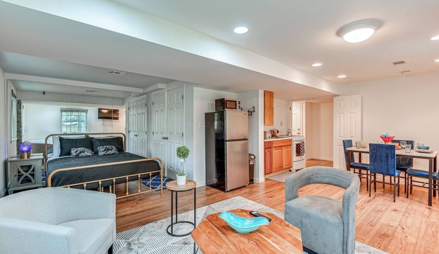 7 Mi to Downtown w/Yard: Silver Spring Studio