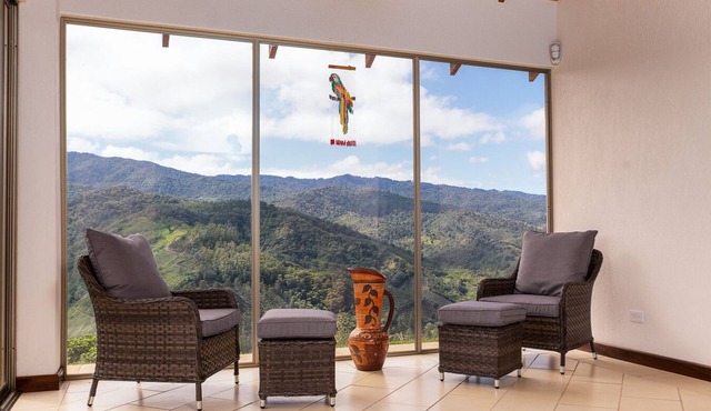 A home with beautiful mountain views. A Gem Close to Orosi.