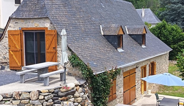 Air-conditioned apartment in stone barn