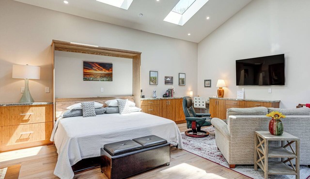 Alameda Studio w/Patio: 3 Mi to Oakland Coliseum!
