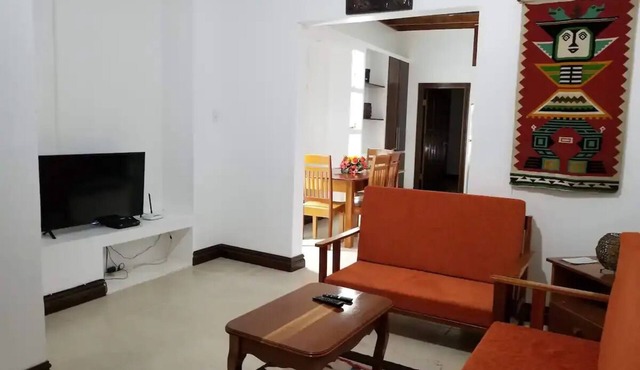 Apartment with King bed in the center, sugar city!