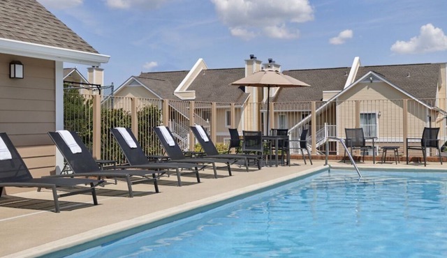 Awesome Amenities! Full Kitchen, Pool, FREE Bfast & Parking, Near Gorman Park!