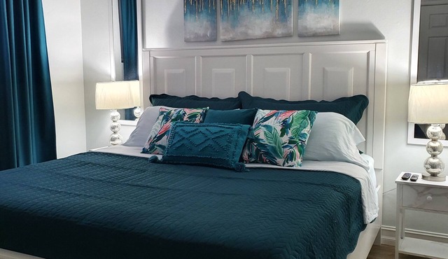 Beautiful 1 Bed 1 Bath Apartment with pool and with walking distance to beach