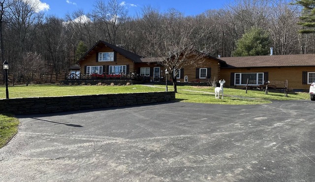 Beautiful cabin in the woods close to skiing, hiking and shopping with hot tub.