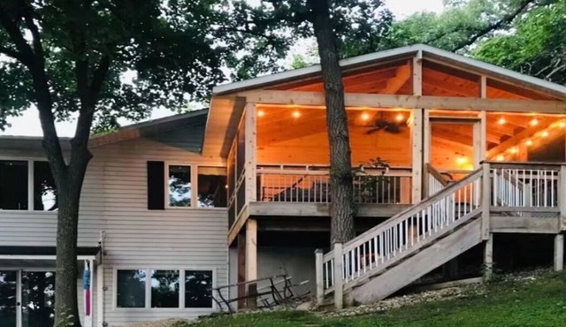 Beautiful lakefront retreat just a 5-minute drive from downtown Spicer!