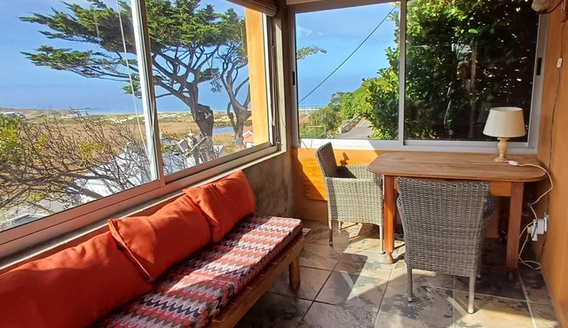 Beautifully appointed apartment with sea views south of Cape Town in Glencairn